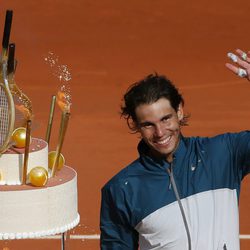 Rafa Nadal celebra su 27 cumpleaños con una tarta en Roland Garros 2013