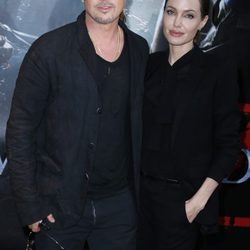 Angelina Jolie y Brad Pitt en la promoción de 'Guerra Mundial Z' en París