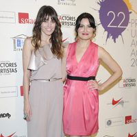 Ledicia Sola compañada en la alfombra roja de los Premios Unión de Actores 2012