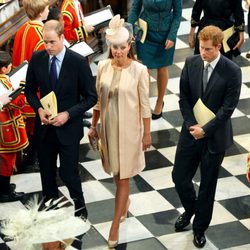 Los Duques de Cambridge y el Príncipe Harry en la misa por el 60 aniversario de la coronación de Isabel II