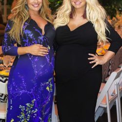 CaCee Cobbs celebrando su baby shower con Jessica Simpson 