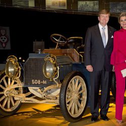 Guillermo Alejandro y Máxima de Holanda en el museo Mercedes Benz en Stuttgart