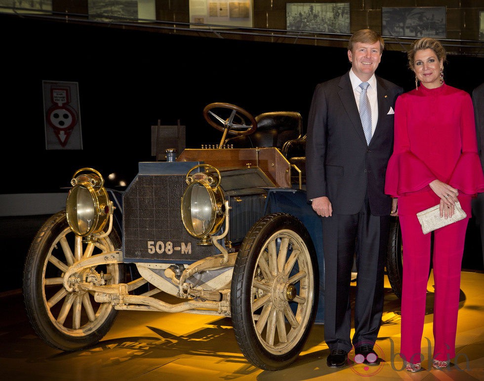 Guillermo Alejandro y Máxima de Holanda en el museo Mercedes Benz en Stuttgart