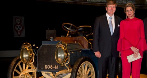 Guillermo Alejandro y Máxima de Holanda en el museo Mercedes Benz en Stuttgart