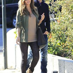 Malena Costa y Mario Suárez paseando por Madrid