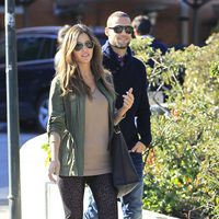 Malena Costa y Mario Suárez paseando por Madrid