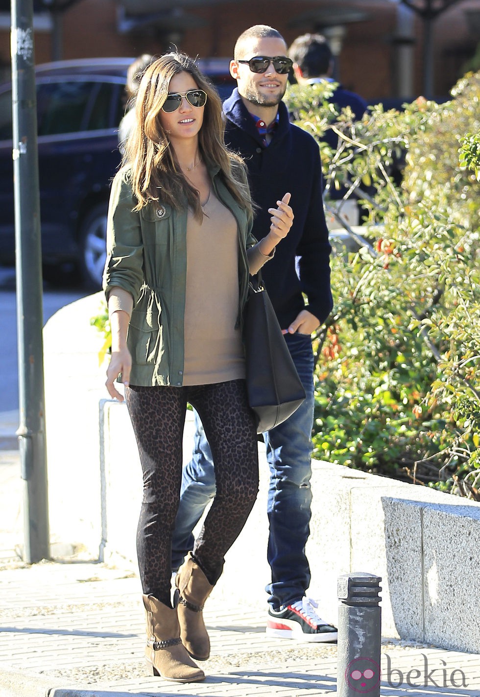 Malena Costa y Mario Suárez paseando por Madrid