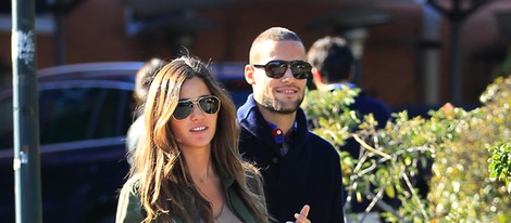 Malena Costa y Mario Suárez paseando por Madrid