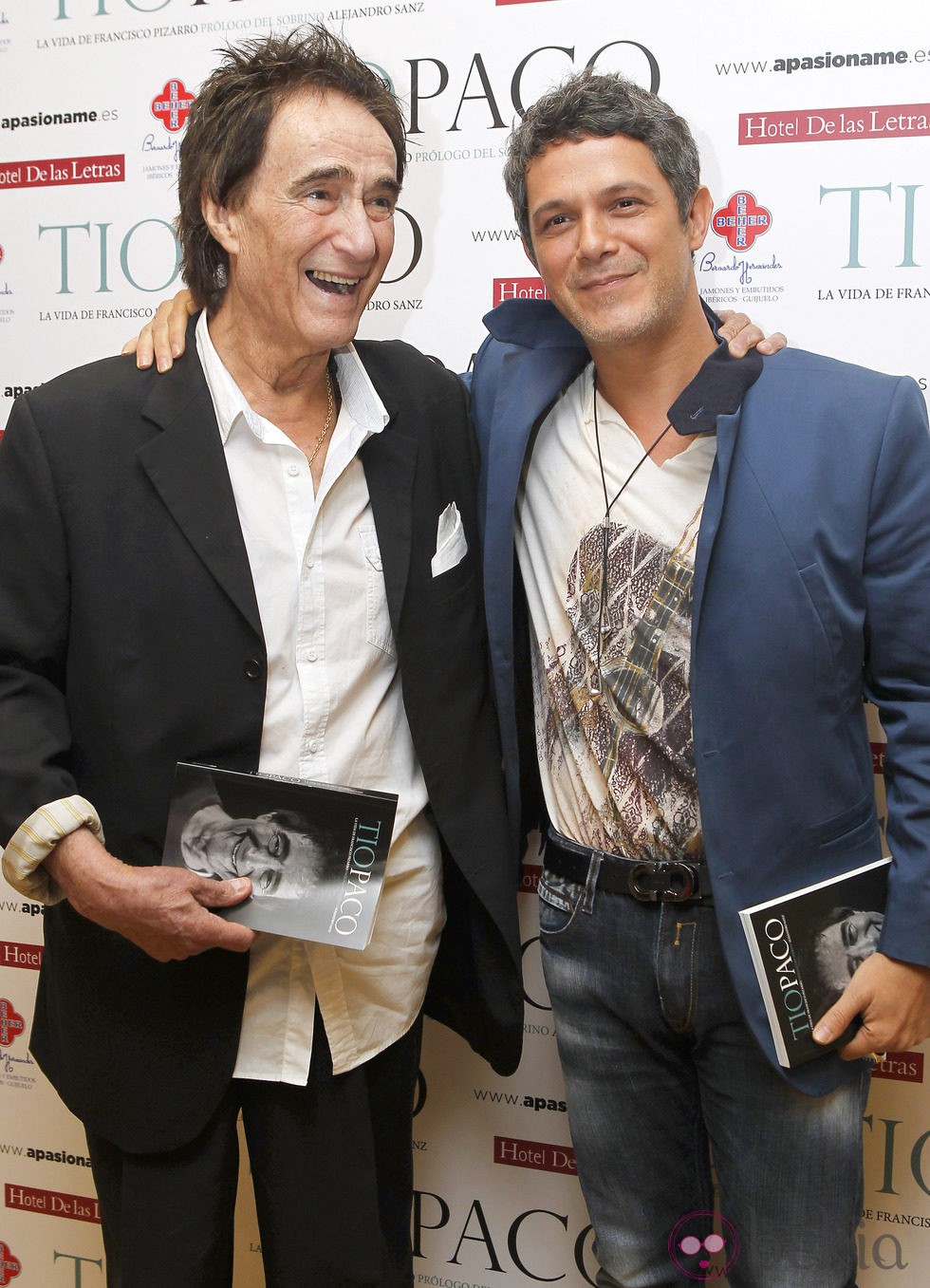 Francisco Pizarro y Alejandro Sanz en la presentación del libro 'Tío Paco'