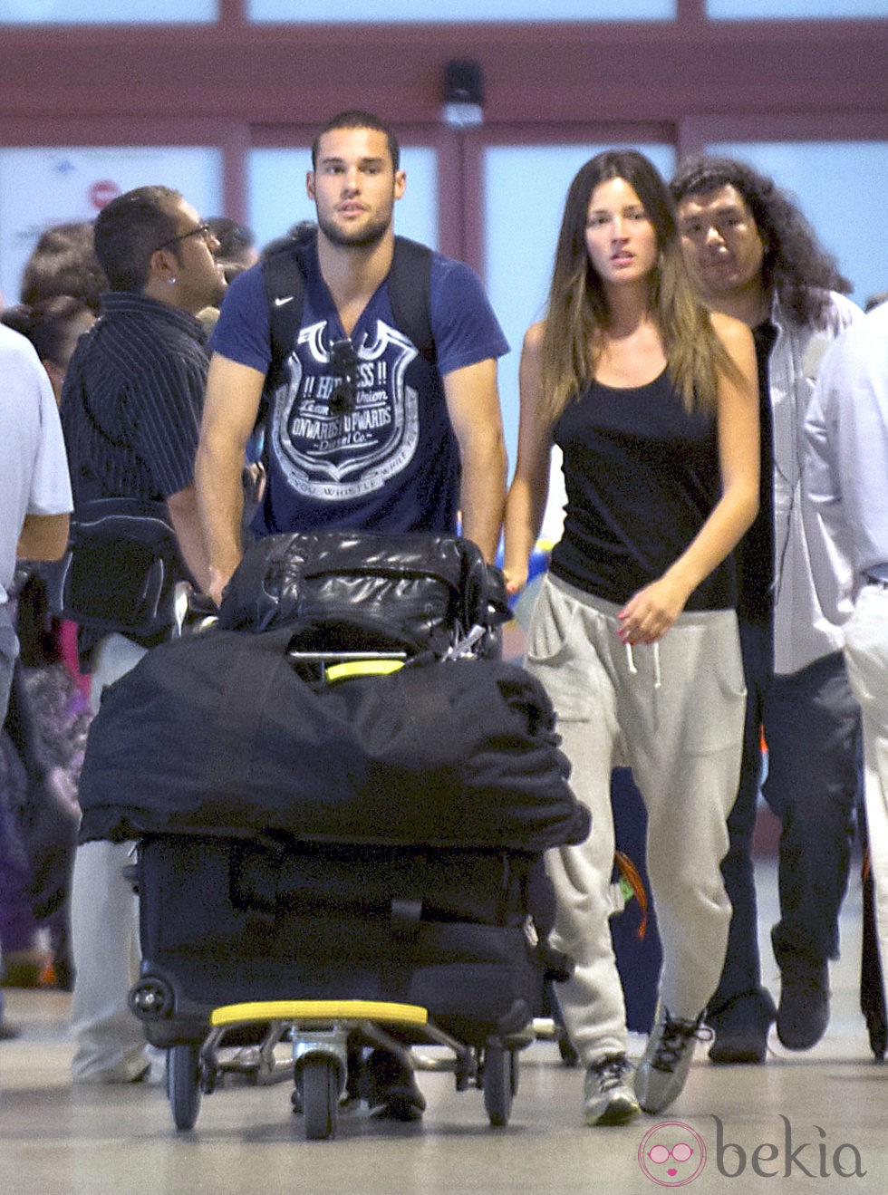 Malena Costa y Mario Suárez en el aeropuerto de Madrid