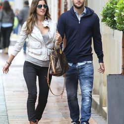 Malena Costa y Mario Suárez durante un paseo por Madrid