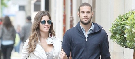 Malena Costa y Mario Suárez durante un paseo por Madrid