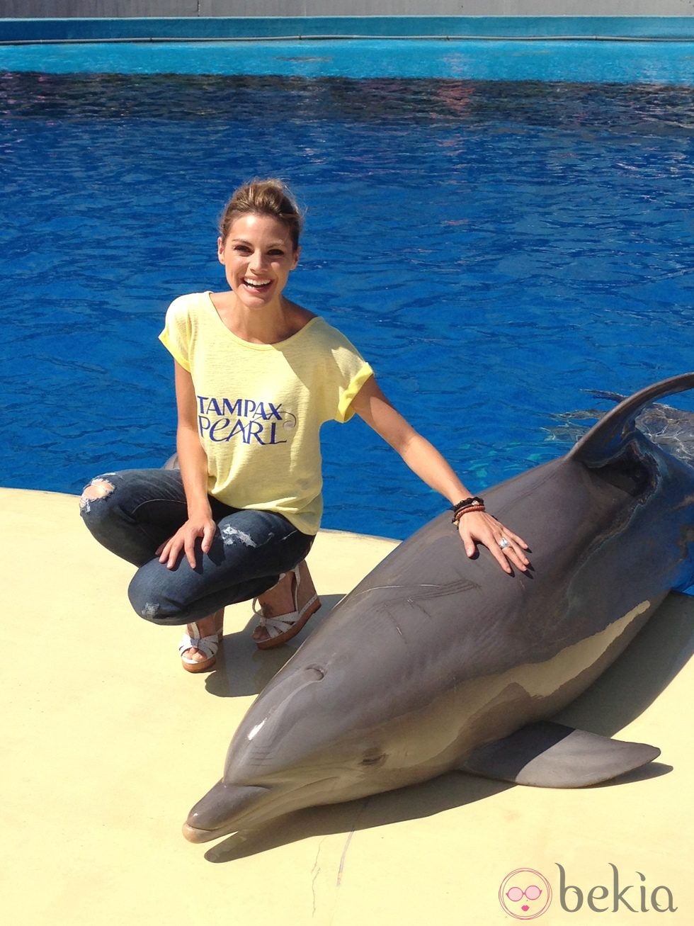 Amaia Salamanca posando como Chica Tampax Pearl 2013 entre delfines