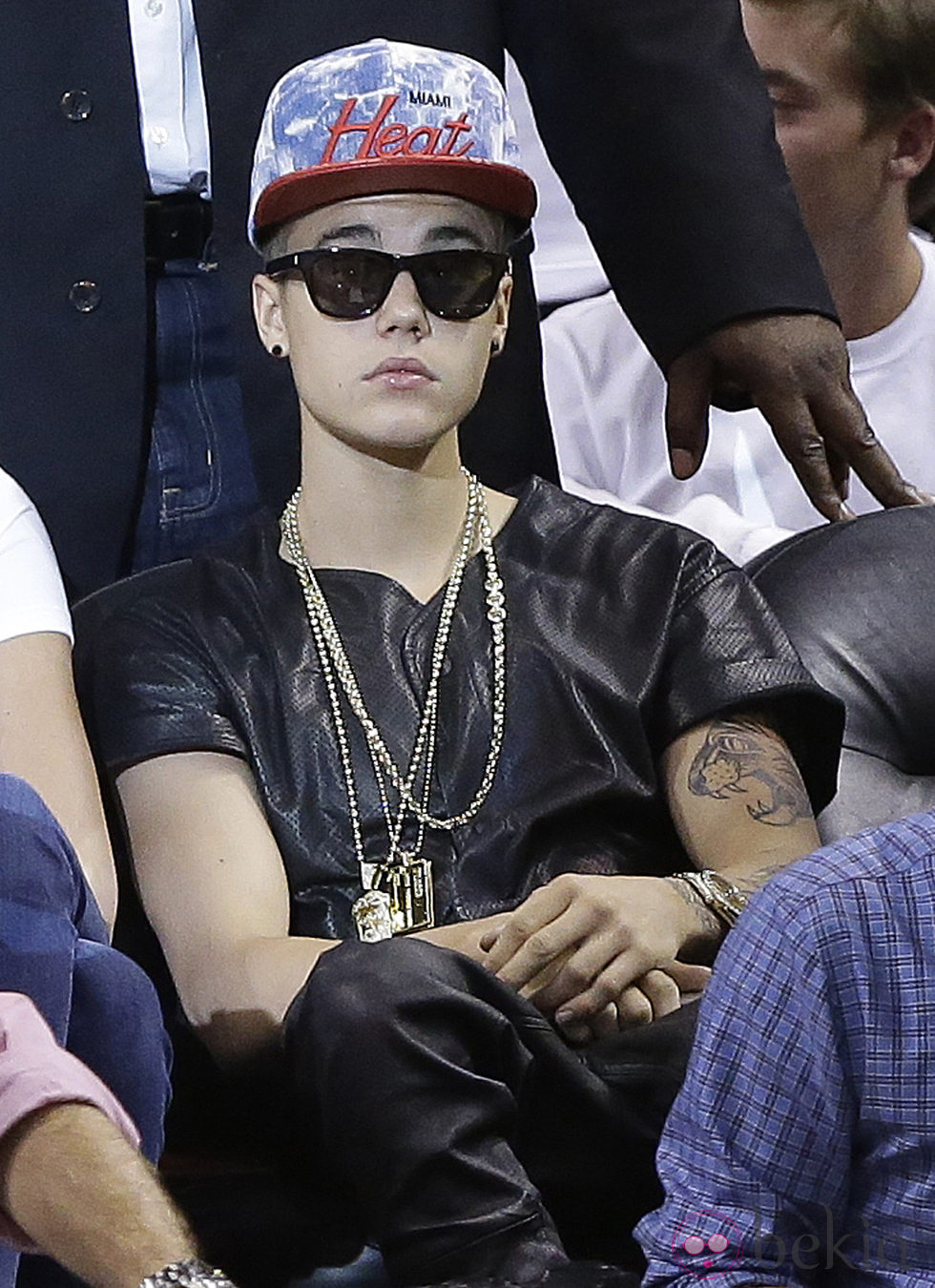 Justin Bieber viendo un partido de la NBA en Miami