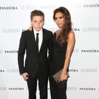 Victoria Beckham y su hijo Brooklyn en los Premios Glamour Mujer del Año 2013 en Londres