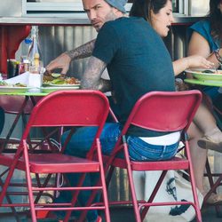 David Beckham comiendo en una terraza de Nueva York