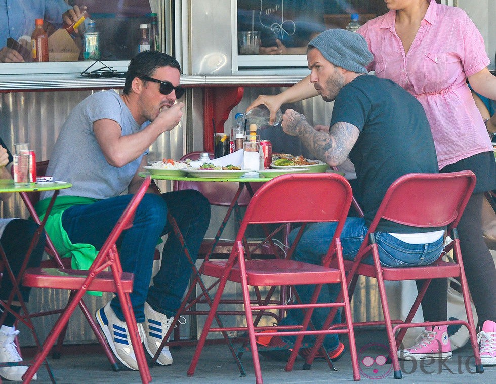 David Beckham comiendo con Dave Gardner en una terraza de Nueva York