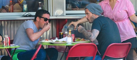 David Beckham comiendo con Dave Gardner en una terraza de Nueva York