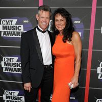 Randy Travis y Mary Beougher en los CMT Awards 2013