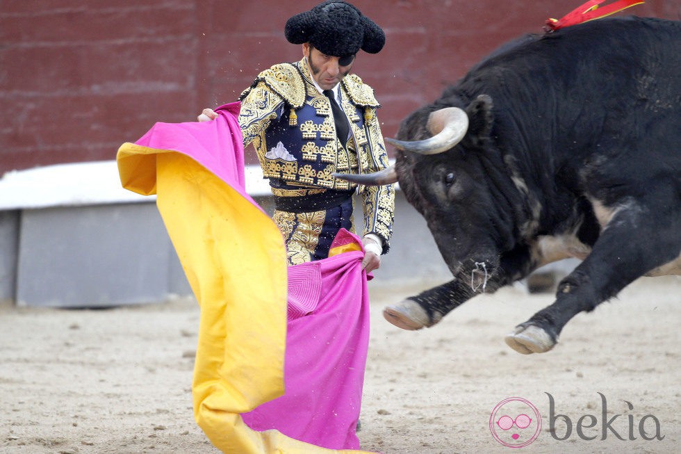 Juan José Padilla toreando en la Corrida de la Beneficencia 2013