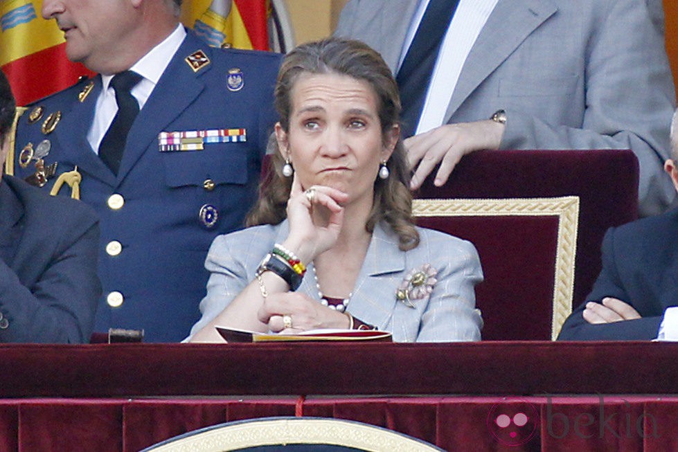 La Infanta Elena pensativa en la Corrida de la Beneficencia 2013