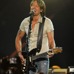 Keith Urban actuando en los CMT Awards 2013