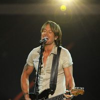 Keith Urban actuando en los CMT Awards 2013