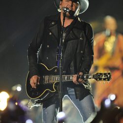 Jason Aldean actuando en los CMT Awards 2013