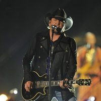 Jason Aldean actuando en los CMT Awards 2013