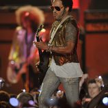 Lenny Kravitz actuando en los CMT Awards 2013