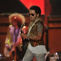 Lenny Kravitz actuando en los CMT Awards 2013