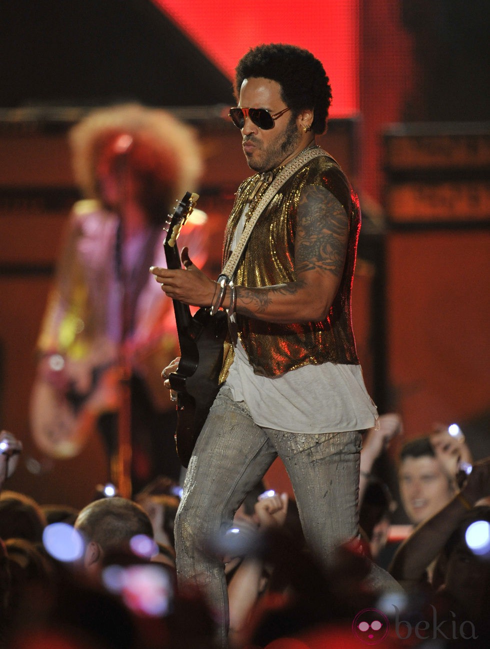 Lenny Kravitz actuando en los CMT Awards 2013