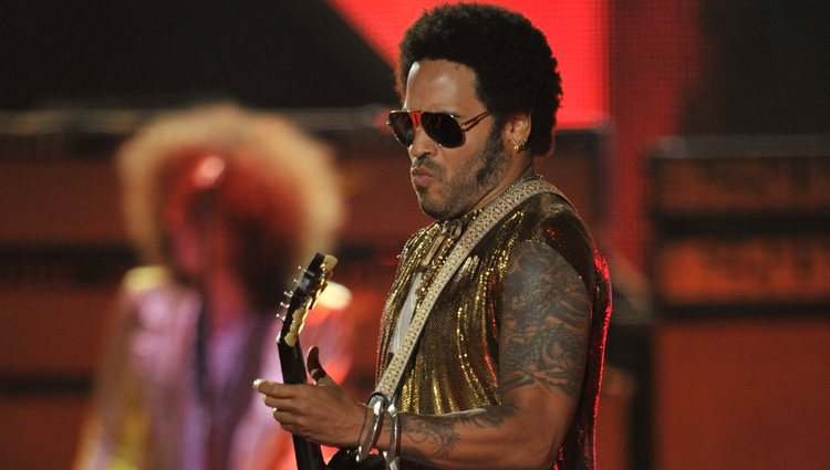 Lenny Kravitz actuando en los CMT Awards 2013