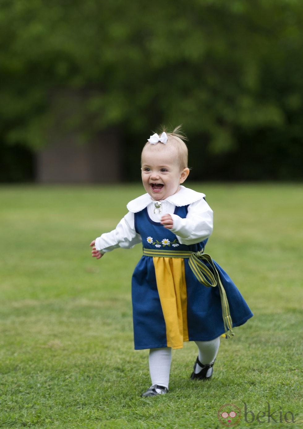 La Princesa Estela con el traje tradicional en el Día Nacional de Suecia 2013