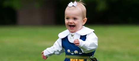 La Princesa Estela con el traje tradicional en el Día Nacional de Suecia 2013