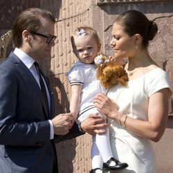 Los Príncipes Victoria y Daniel con su hija Estela en el Día Nacional de Suecia 2013