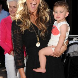 La modelo Molly Sims con su hijo Alan Brooks