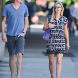 Conrad Hilton y su hermana Nicky paseando por Nueva York