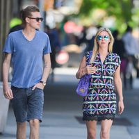 Conrad Hilton y su hermana Nicky paseando por Nueva York