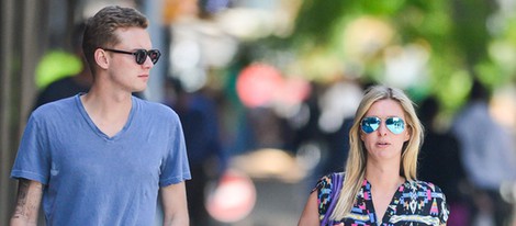 Conrad Hilton y su hermana Nicky paseando por Nueva York