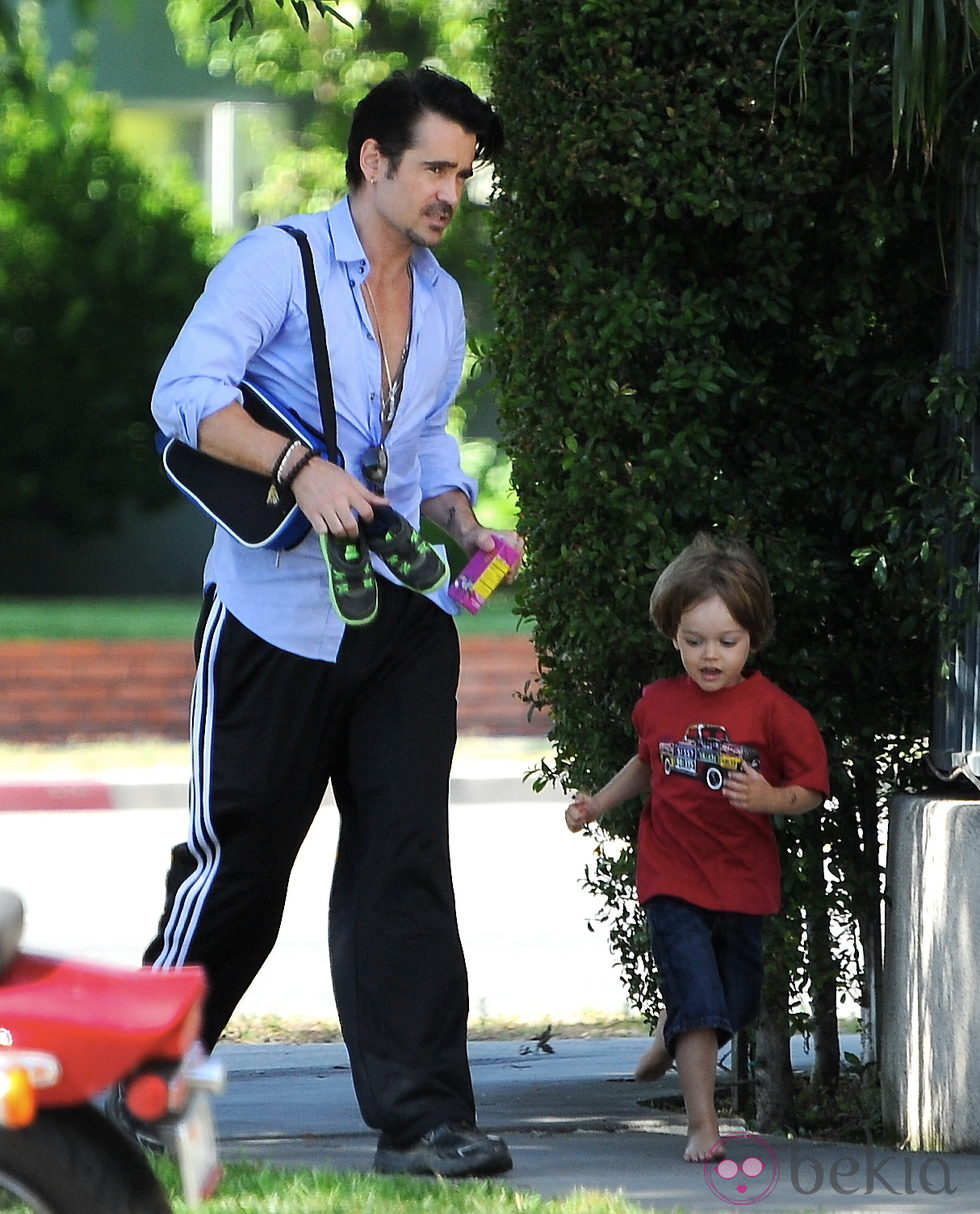 El actor Colin Farrell y su hijo Henry dando un paseo