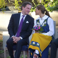 Magdalena de Suecia y Chris O'Neill se dedican una tierna mirada en el Día Nacional de Suecia 2013