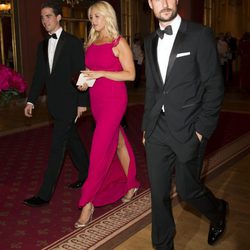 Felipe y Theodora de Grecia con Haakon de Noruega en la cena previa a la boda de Magdalena de Suecia y Chris O'Neill