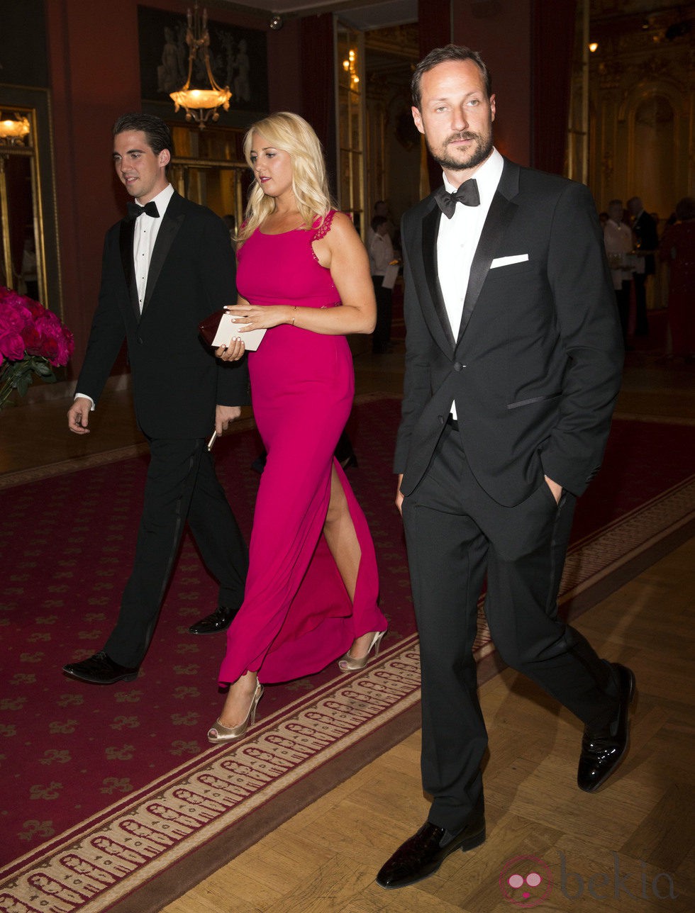 Felipe y Theodora de Grecia con Haakon de Noruega en la cena previa a la boda de Magdalena de Suecia y Chris O'Neill