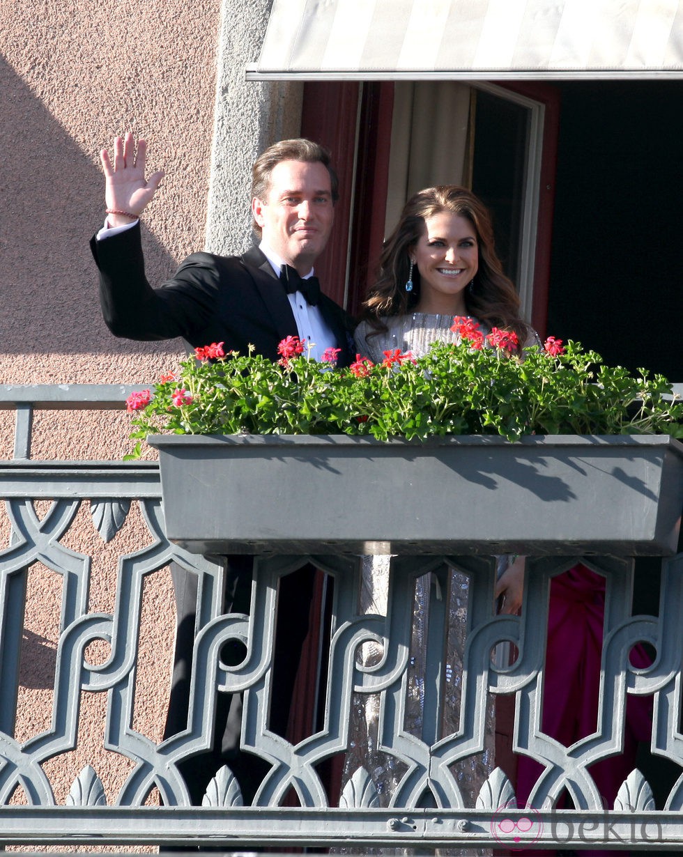 Magdalena de Suecia y Chris O'Neill saludan desde el balcón en la cena previa a su boda