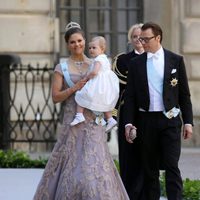 Los Príncipes Victoria y Daniel de Suecia con su hija Estela a su llegada a la boda de Magdalena de Suecia y Chris O'Neill