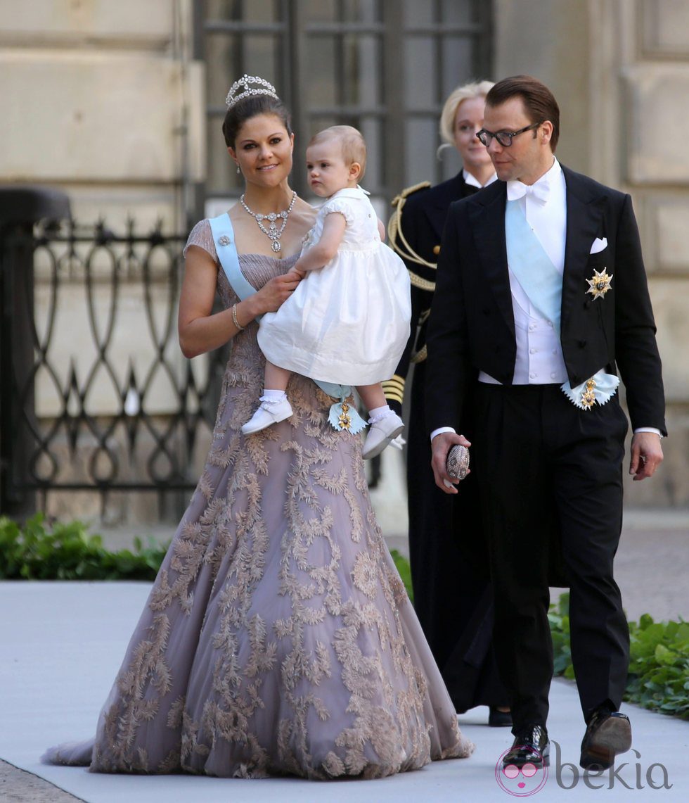 Los Príncipes Victoria y Daniel de Suecia con su hija Estela a su llegada a la boda de Magdalena de Suecia y Chris O'Neill