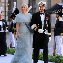 Los Príncipes Haakon y Mette-Marit de Noruega llegan a la boda de Magdalena de Suecia y Chris O'Neill