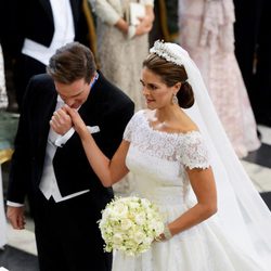 Chris O'Neill besa en la mano a Magdalena de Suecia a su llegada a la Capilla del Palacio Real de Estocolmo