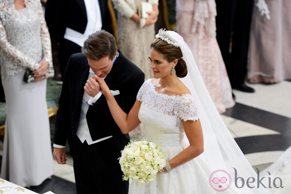 Chris O'Neill besa en la mano a Magdalena de Suecia a su llegada a la Capilla del Palacio Real de Estocolmo